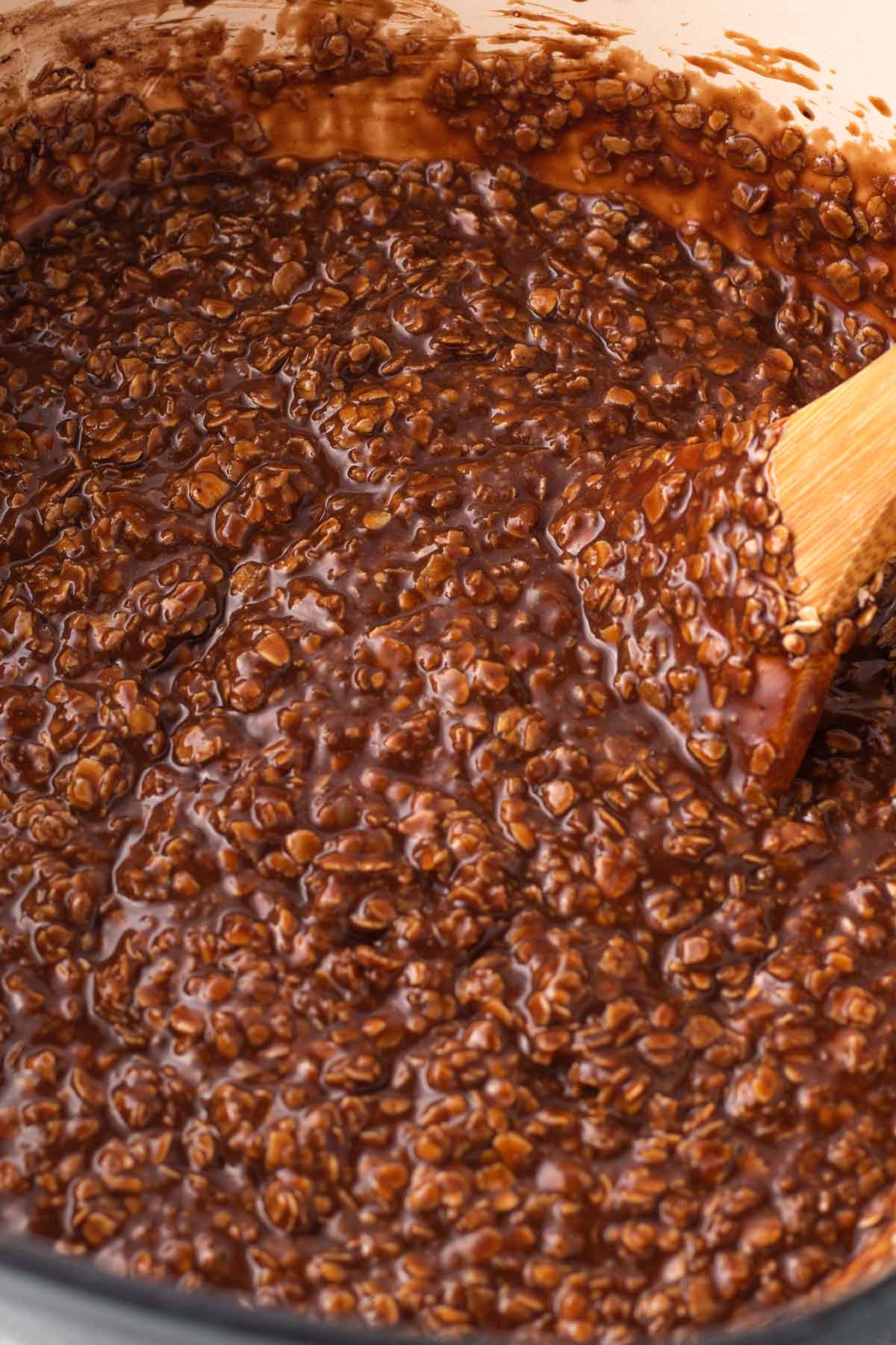 close up on the dough for vegan no-bake cookies with oats, peanut butter and chocoalte